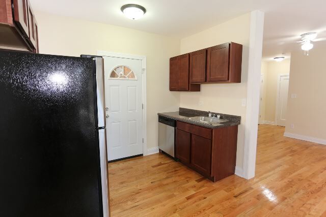 Building Photo - 629 W Cornelia Ave