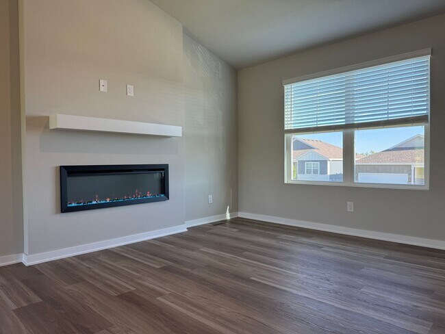 Foto del edificio - Spacious 4-Bedroom Split-Level Near Standing Bear Lake & Trails