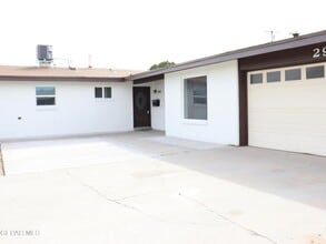 Building Photo - 2921 Fir St