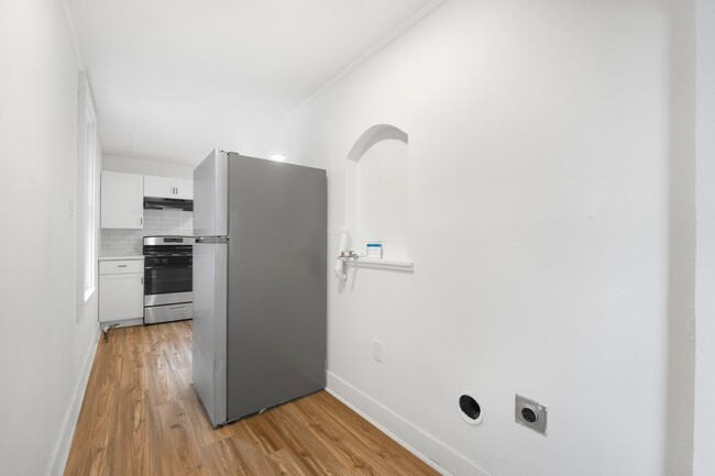 Building Photo - New Listing! 2 bed 1 bath