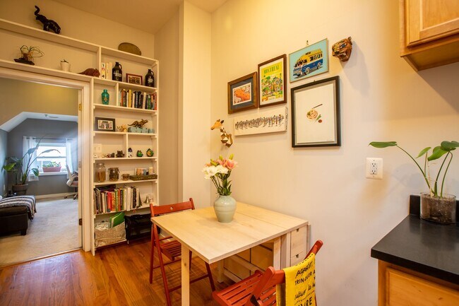 Foto del edificio - Sunny 2 BR/2 BA Condo in Columbia Heights!