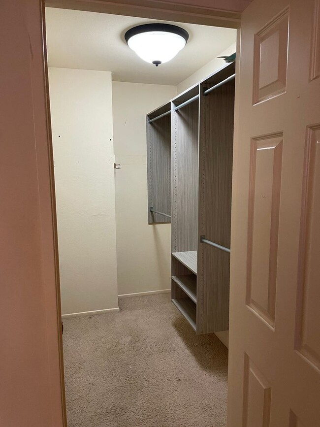 Foto del edificio - **LEASE PENDING**