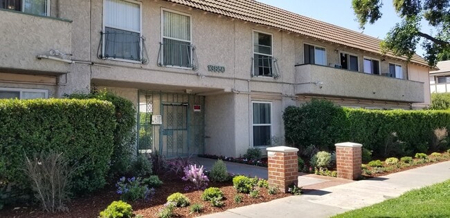 Building Photo - 13850 Victory Blvd