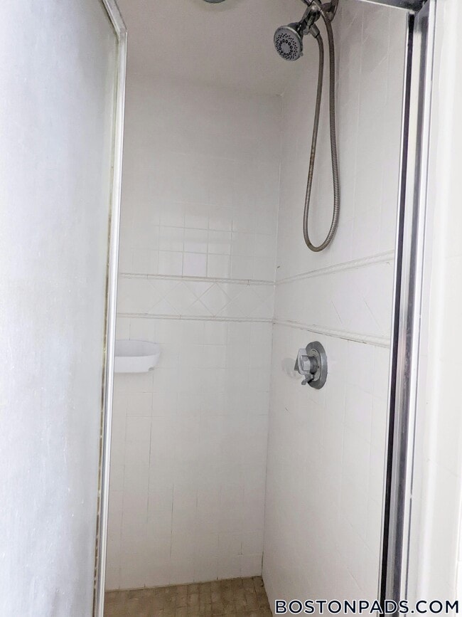 Foto del edificio - 4 Bishop Allen Dr