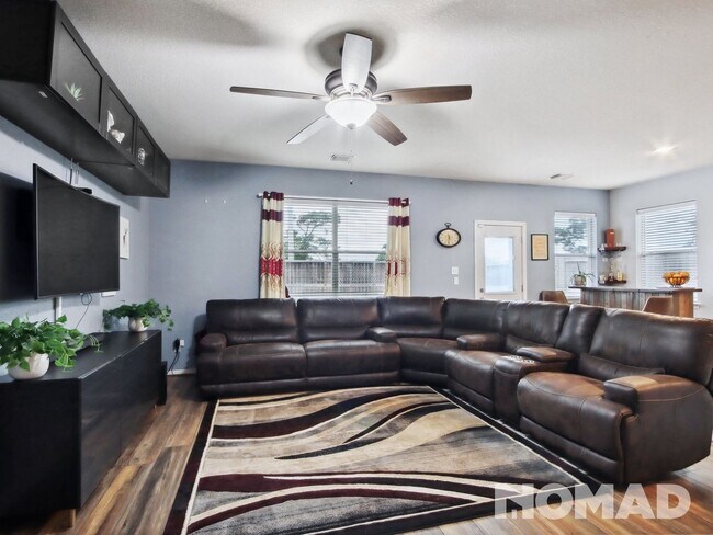 Foto del edificio - "Charming 3-Bedroom Home with Study, &  Ga...