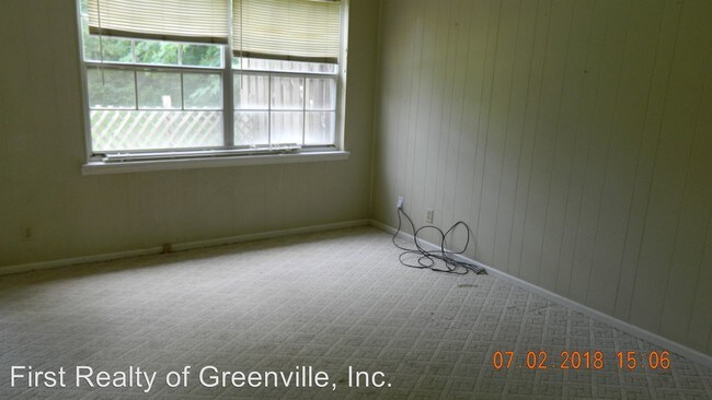 Building Photo - 421-421 Country Club Dr
