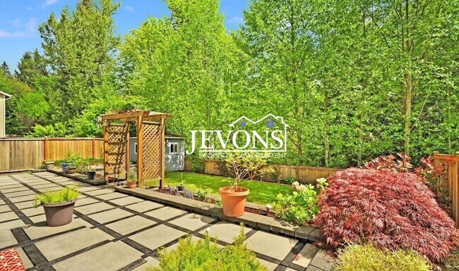 Building Photo - Spacious home with A/C, full kitchen, and ...