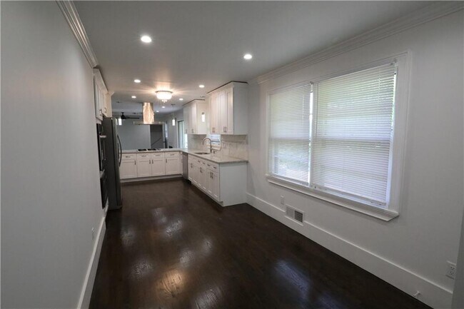 Building Photo - 6105 Glenridge Dr