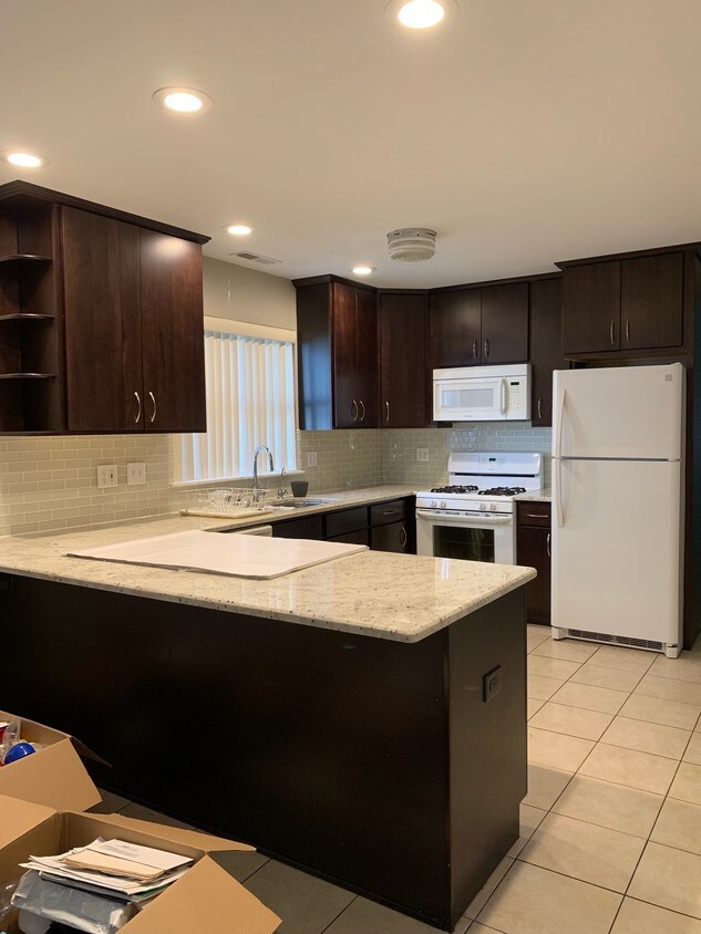 Kitchen - 709 N 16th Ave