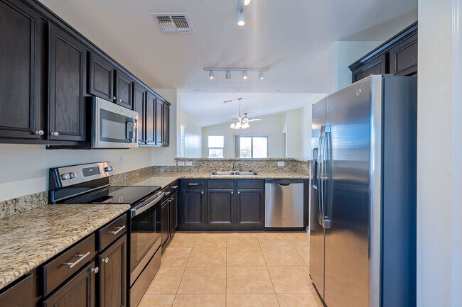 Foto del edificio - October Move in - Four Bedrooms!