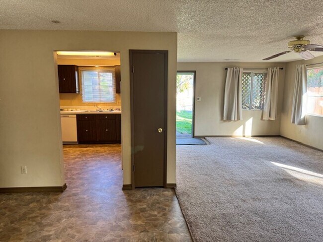 Building Photo - 3 BEDROOM SINGLE LEVEL HOME W/ GARAGE