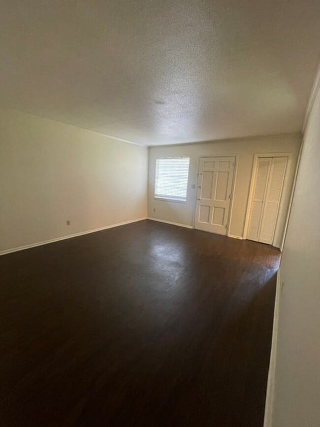 Building Photo - Perfect One Bedroom by Silas Creek
