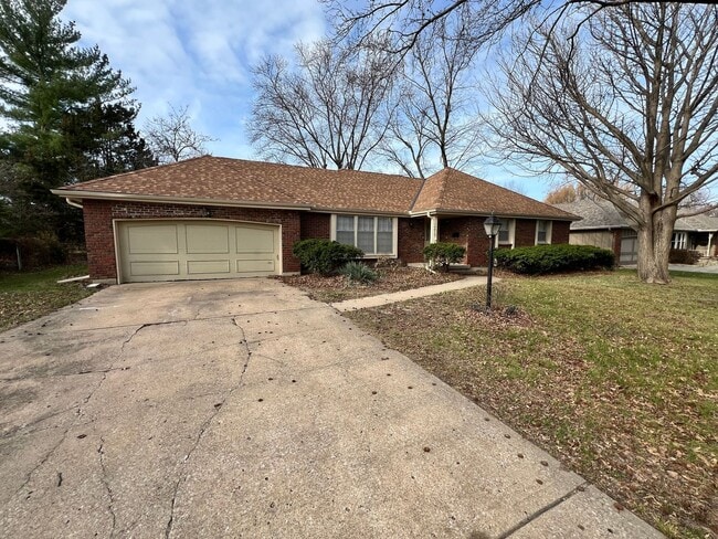 Building Photo - Spacious 3BR with Large Yard & 2-Car Garage