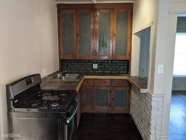 Building Photo - 2322 Durand St