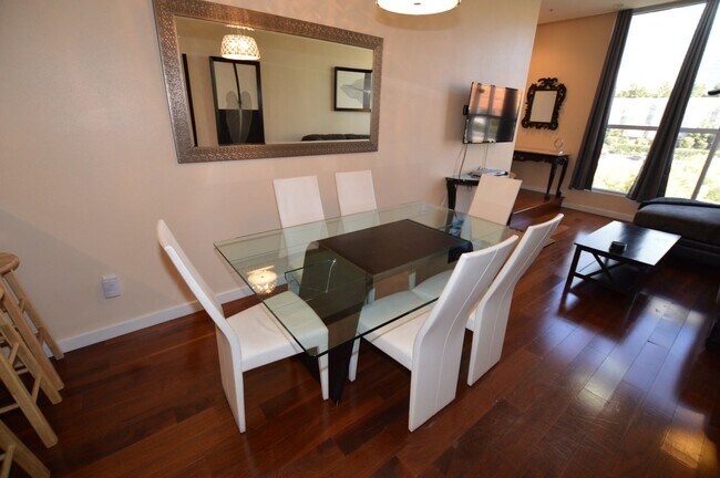 Foto del edificio - Panorama Towers / Villa Style Condo on two...