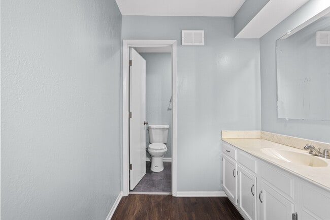 Foto del edificio - 642 NW Valleybrook Rd