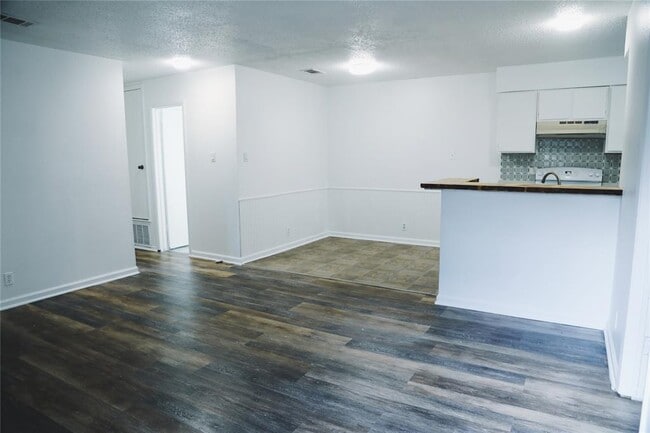 Foto del edificio - 9906 Hundred Oaks Cir