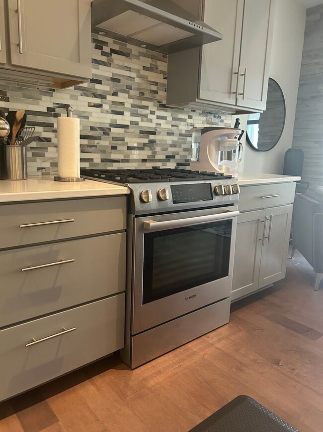 Building Photo - Gorgeous Fully Furnished 2BR/1BA Condo Ava...