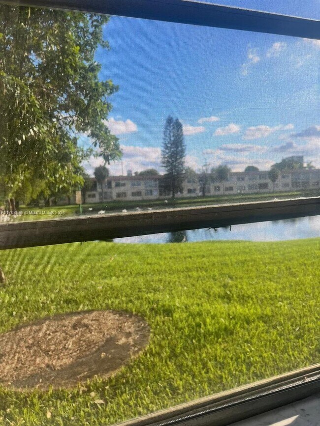Foto del edificio - 2940 NE 203rd St