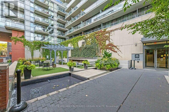 Photo du bâtiment - 775-775 King St W
