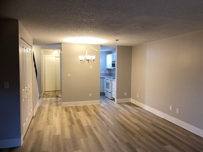 Building Photo - Fully renovated 2 bedroom, 1.5 bath apartm...