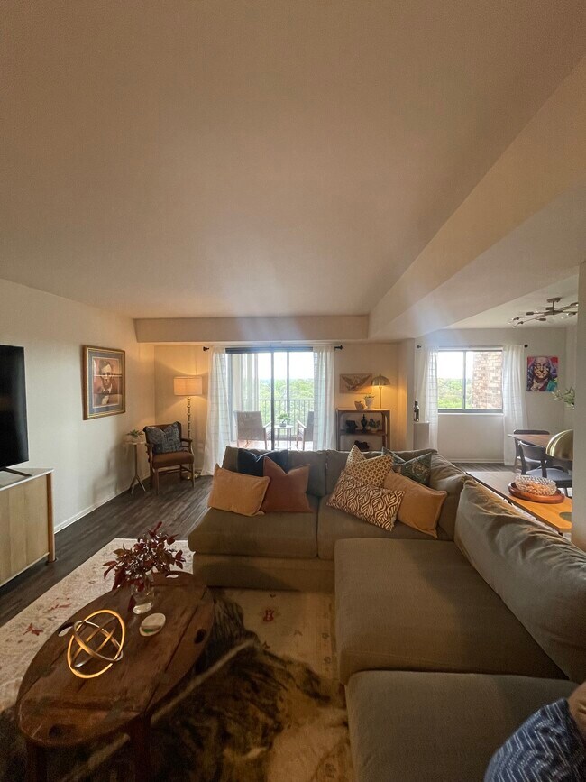 living room - 5904 Mount Eagle Dr