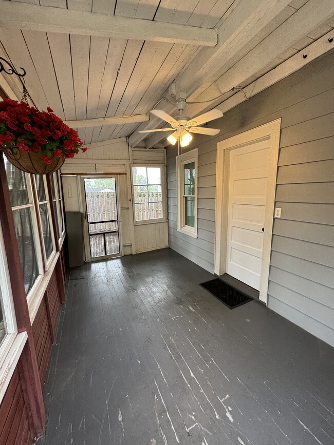 private entrance - 617 Delles Rd