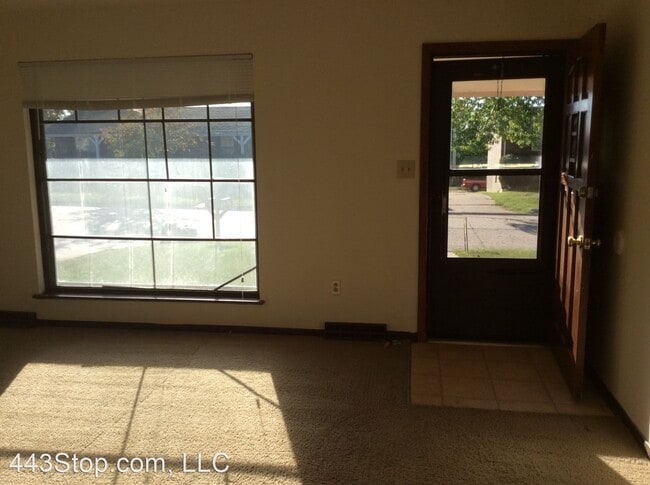 Building Photo - 1456 S Sonora Dr