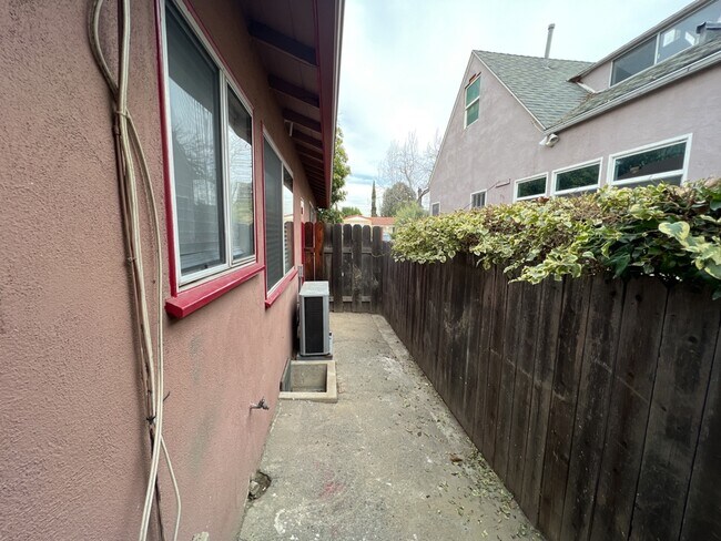 Foto del edificio - 4054 Edenhurst Ave