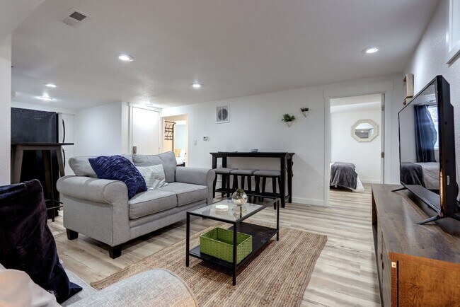 Building Photo - Updated Lower Half of Duplex Ready in West...