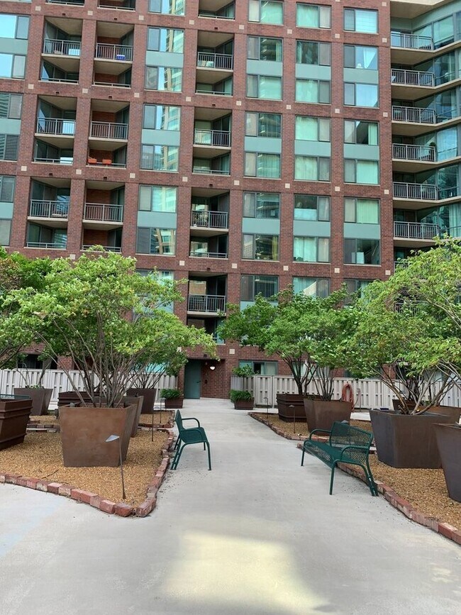 Building Photo - 440 N McClurg Ct