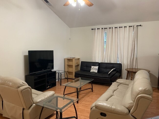 Foto del edificio - Perfect Location! Steps to schools, Upper Park and Wildwood Park. 3 Bedroom 2 Bath PARTIALLY FURN...