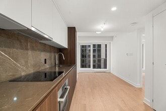 Building Photo - 1528 Rue Sherbrooke O