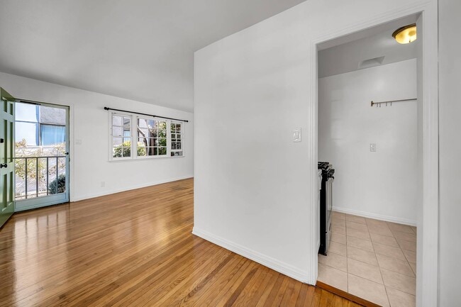 Building Photo - 408 Venice Way