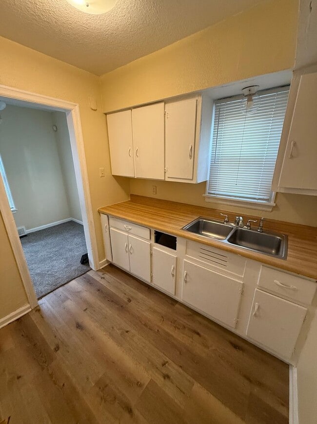 Building Photo - New 2 bed Duplex Listing!