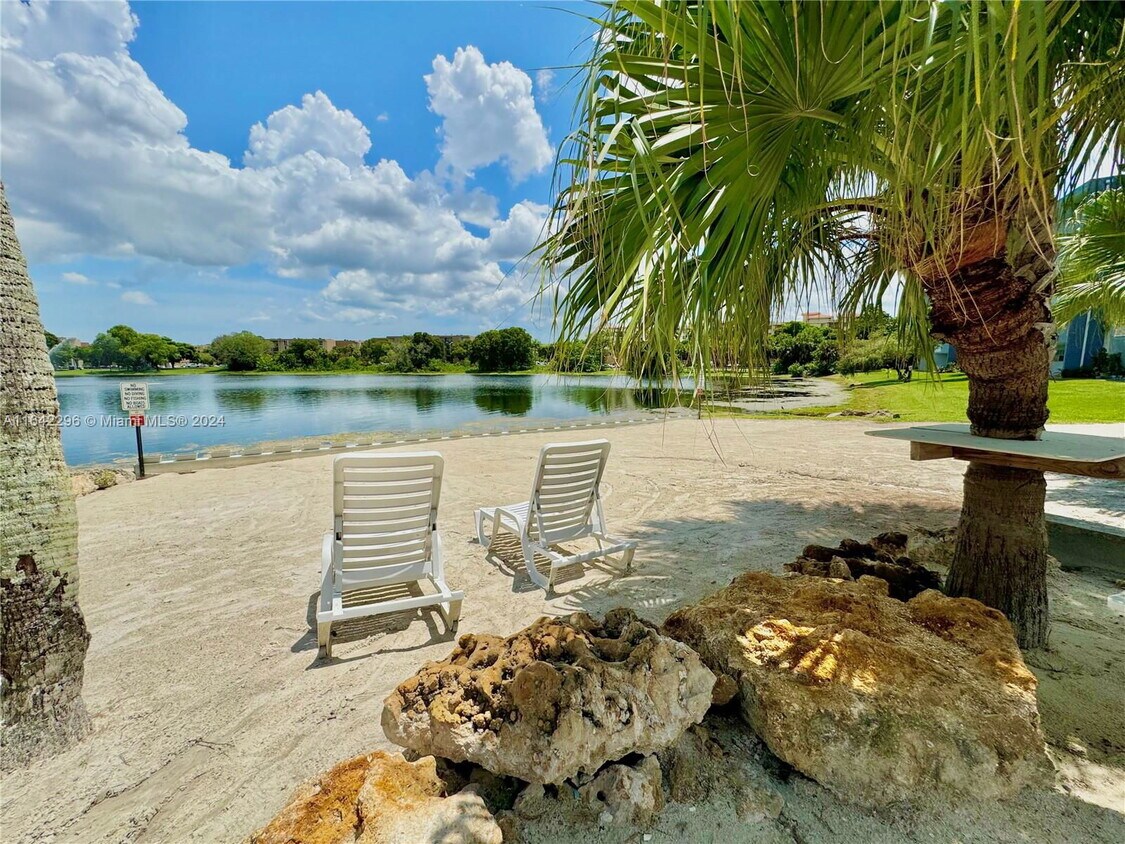 Primary Photo - 9353 Fontainebleau Blvd