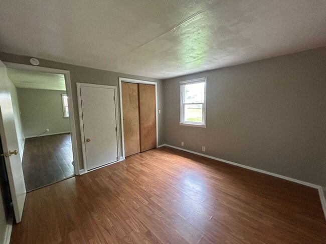 Building Photo - 2 Bedroom House-Large 2 Car Detached Garage
