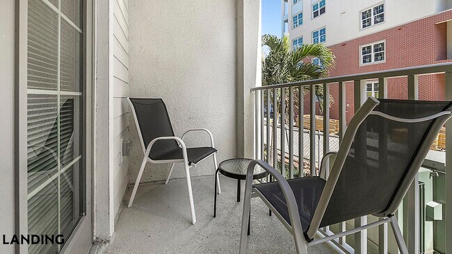 Foto del edificio - 2220 W First St