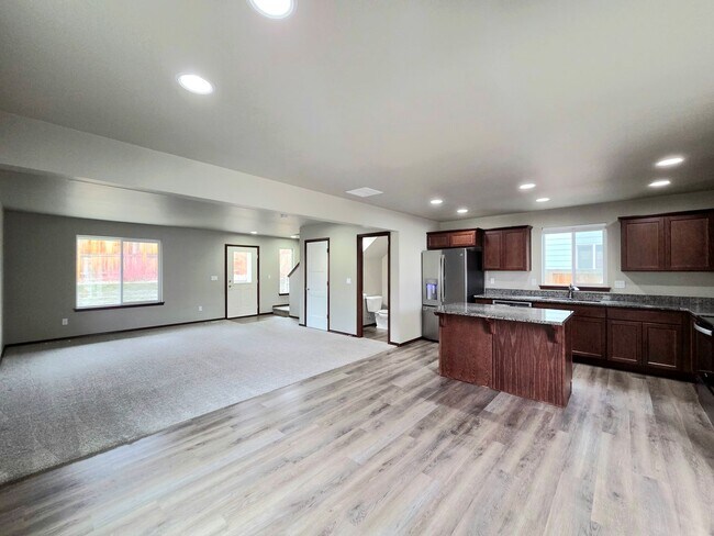 Foto del edificio - 3-Bed, 2.5-Bath Townhome w/ 2-Car Garage! *Eastmont School District*
