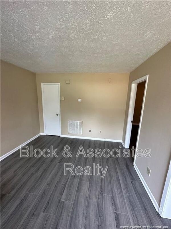 Foto del edificio - 4959 Fieldcrest Dr
