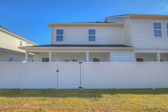 Building Photo - 4340 Doral Dr