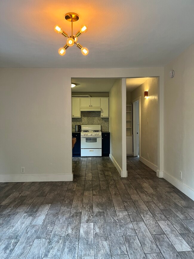 Foto del edificio - 6155 Strickland Ave