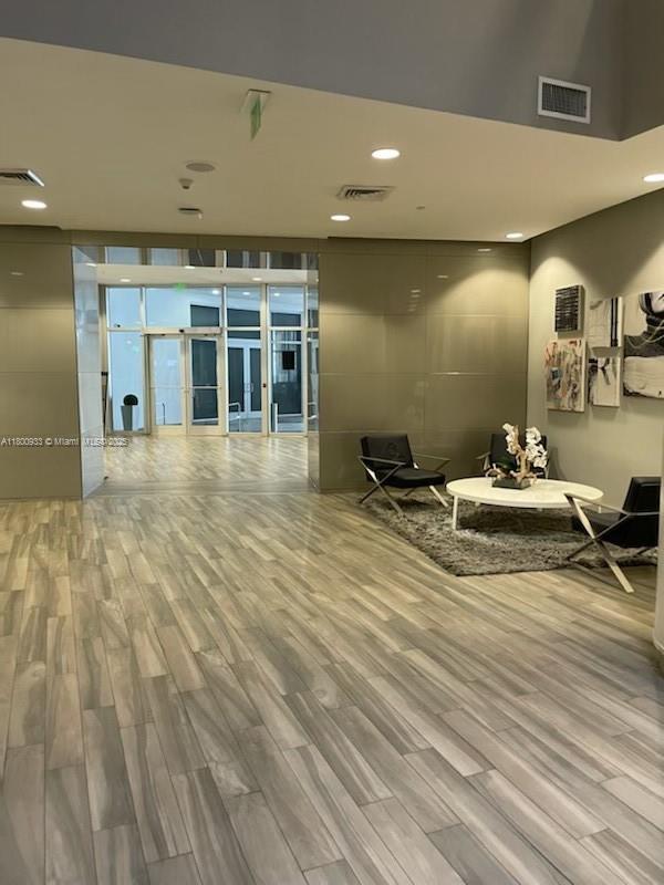 Building Photo - 1750 N Bayshore Dr