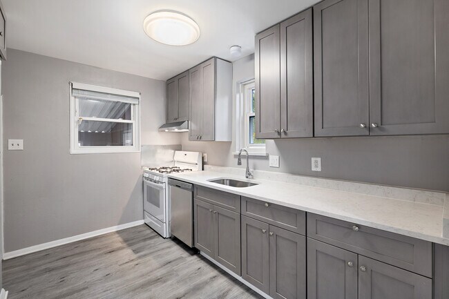 Building Photo - 302 Taylor Ave