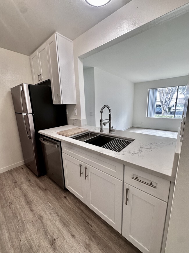 Cocina completamente renovada de 2 habitaciones y 1 baño - Shepard Place