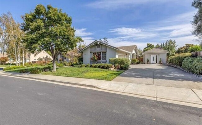 Foto del edificio - Private and Sizable 4BD/3BA Single Story Home in Livermore South, Easy Commute to 580 & 84!