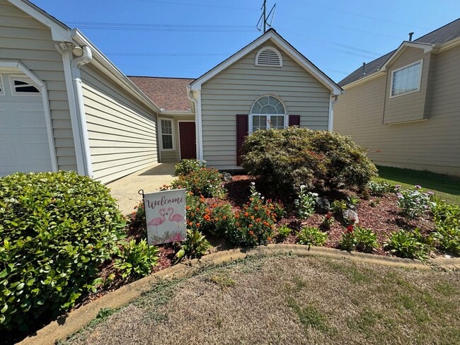 Foto del edificio - Sunroom and Fenced Backyard in the Heart of Kennesaw!