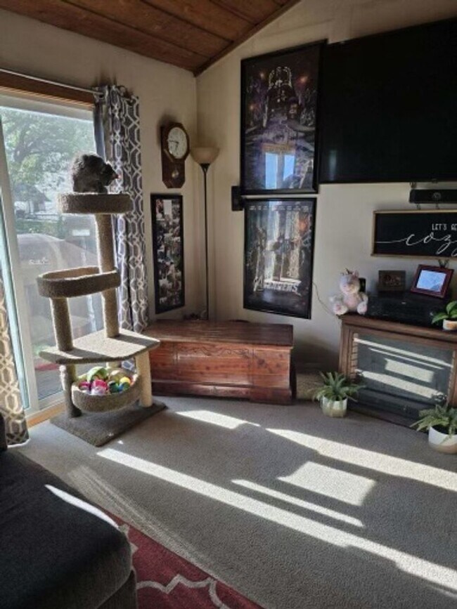 Building Photo - Available 8/15/2024 This NW spacious 2 bed...