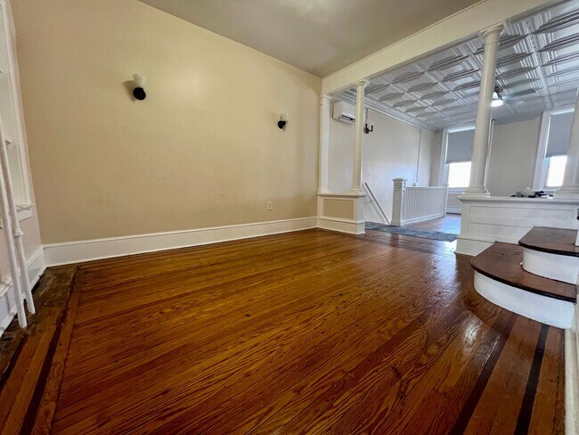 Foto del edificio - Gorgeous 2-Bedroom Apartment on Main Street! Available NOW!