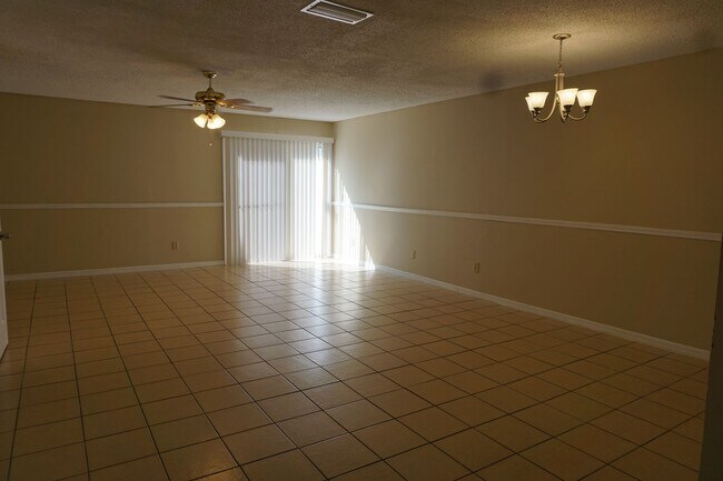 Building Photo - 3 bedroom 2.5 Bathroom townhome with fence...